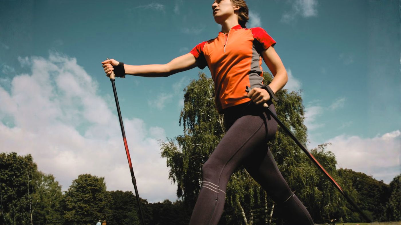 Žena pri nordic walkingu so špeciálnymi palicami
