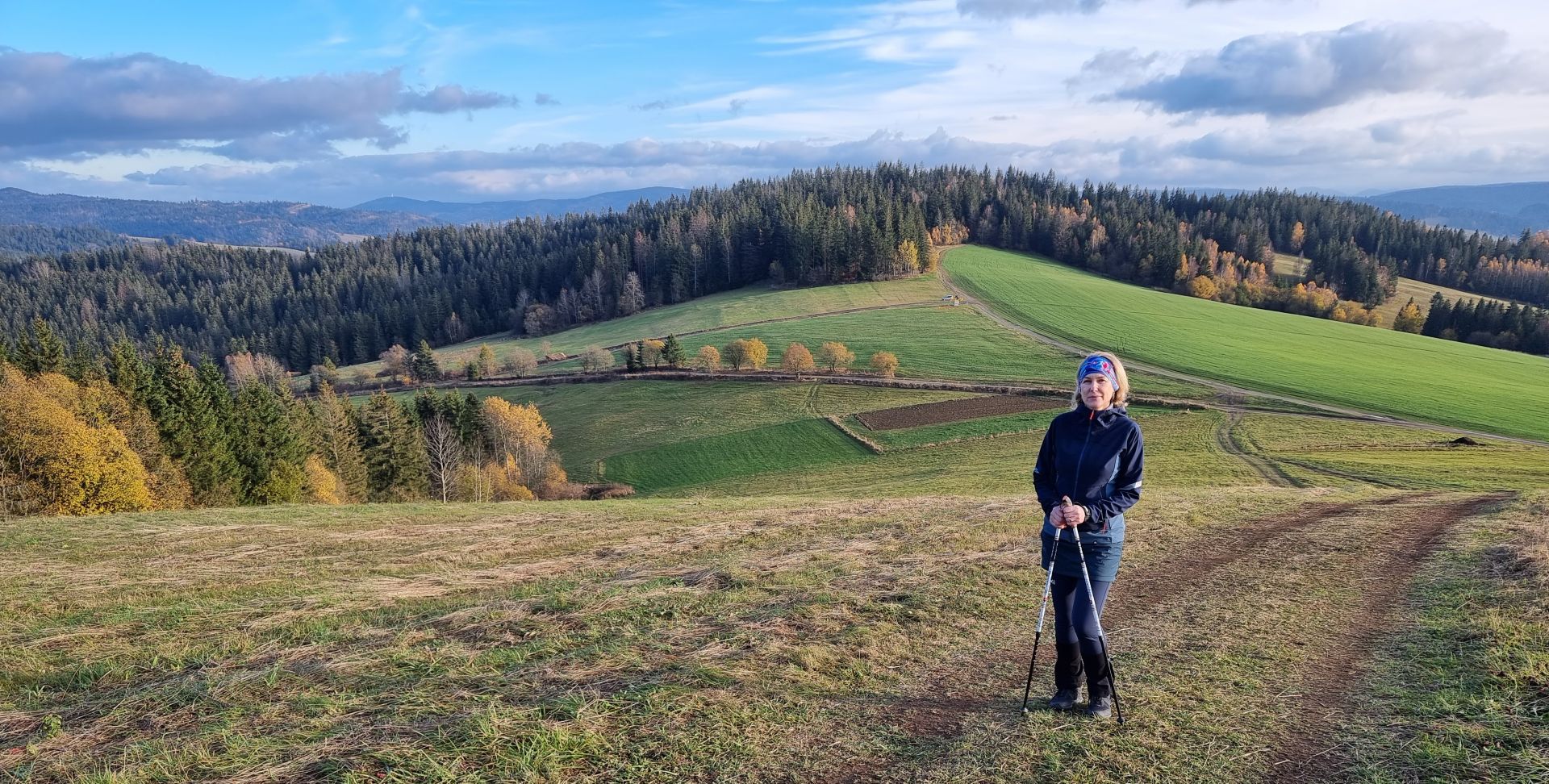 Mária Verešová s palicami na nordic walking na lúke s výhľadom na hory